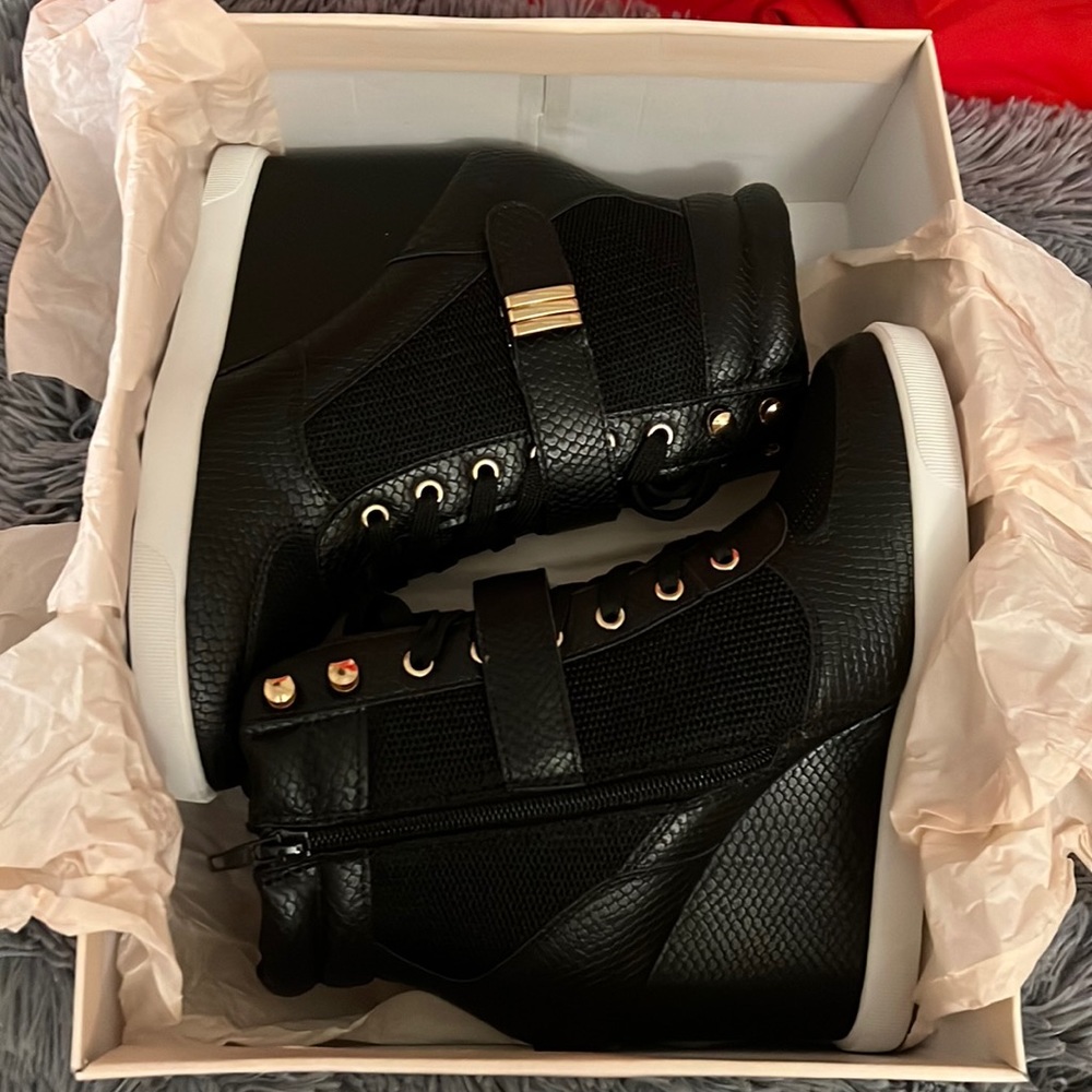 Sneaker boot